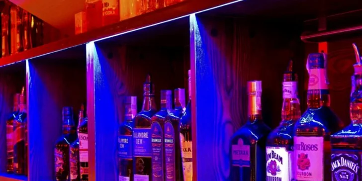 Party dle výběru a dva drinky v baru Wink!