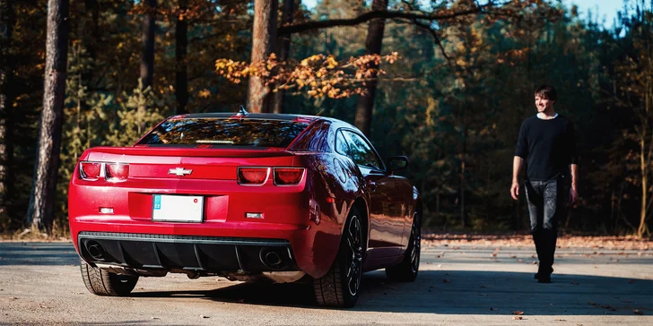 Auto má zakázkové výfuky, takže každý start je nezapomenutelný zážitek a zvukem se krásně dorovná i V8 motorizacím. 
