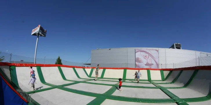 Giga trampolína či vodní fotbal na Stříbrném rybníku