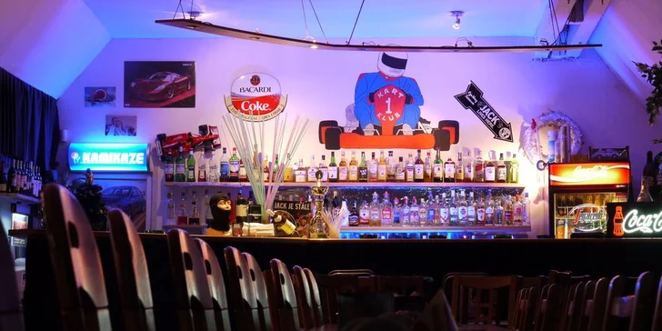 Řezejte zatáčky: dvě 10min. jízdy na motokárách a energy drink pro jednoho