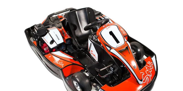 Řezejte zatáčky: dvě 10min. jízdy na motokárách a energy drink pro jednoho