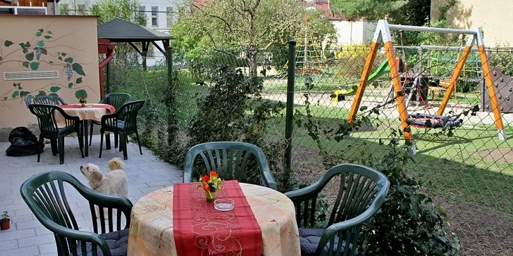 Palačinka s lesním ovocem, jahodami a banánem + kvalitní káva Dayllmayr s mlékem