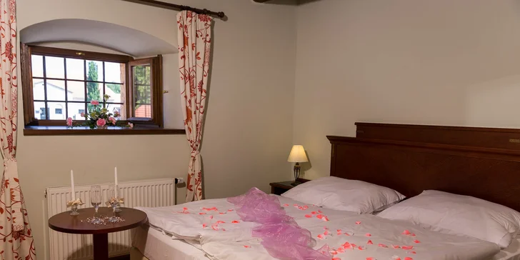 Romantická večeře či noc v Zámeckém hotelu Ctěnice s večeří a SPA terapií