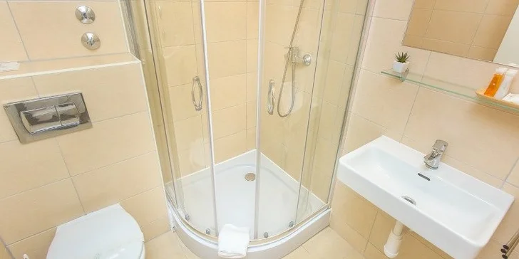 Ubytujete se ve 2lůžkovém pokoji Superior s vlastní koupelnou a toaletou.