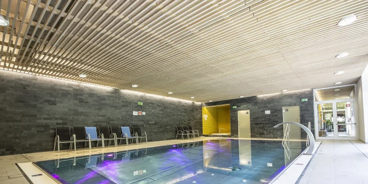 Užívat si budete vstupy do wellness centra. Je tu bazén s protiproudem, vířivka a Kneippův chodník. 