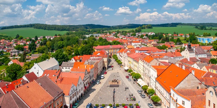 Na větší výlet se můžete vypravit do Slavonic (35 km).