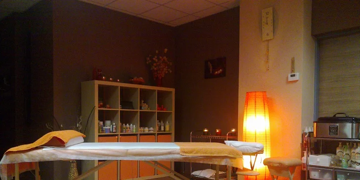 Masáž zad se zábalem a závěrečnou masáží s lávovými kameny