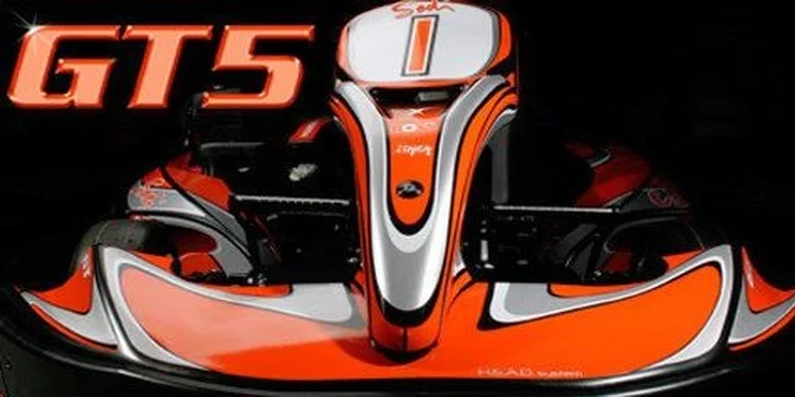 Řezejte zatáčky: dvě 10min. jízdy na motokárách a energy drink pro jednoho