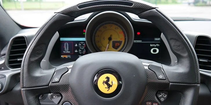 Dravá jízda v supersportech nebo driftování