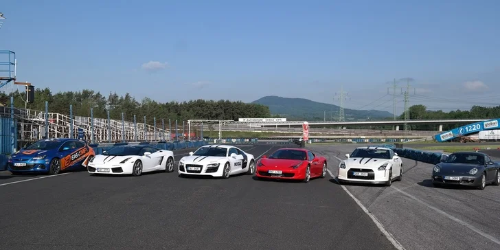 Dravá jízda v supersportech nebo driftování