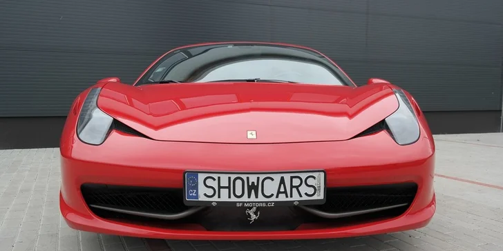 Dravá jízda v supersportech nebo driftování