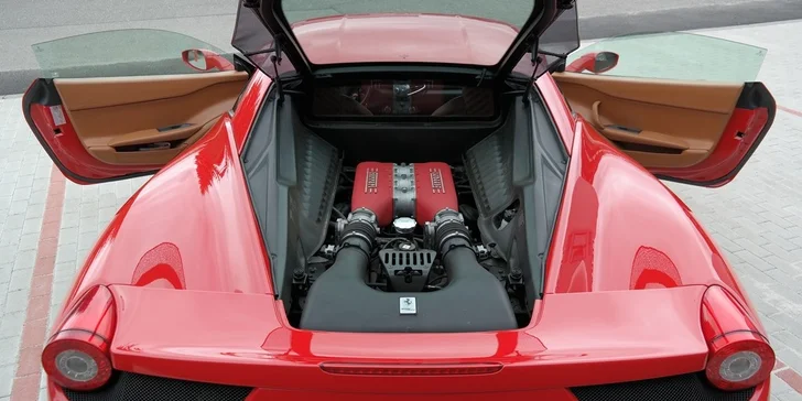 Dravá jízda v supersportech nebo driftování