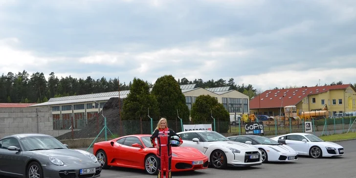 Dravá jízda v supersportech nebo driftování