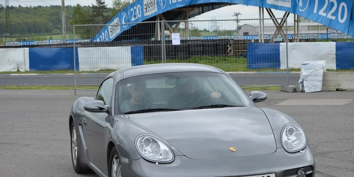 Dravá jízda v supersportech nebo driftování