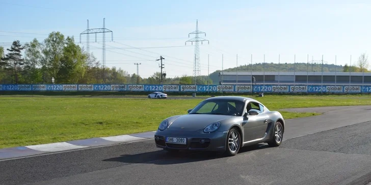 Dravá jízda v supersportech nebo driftování