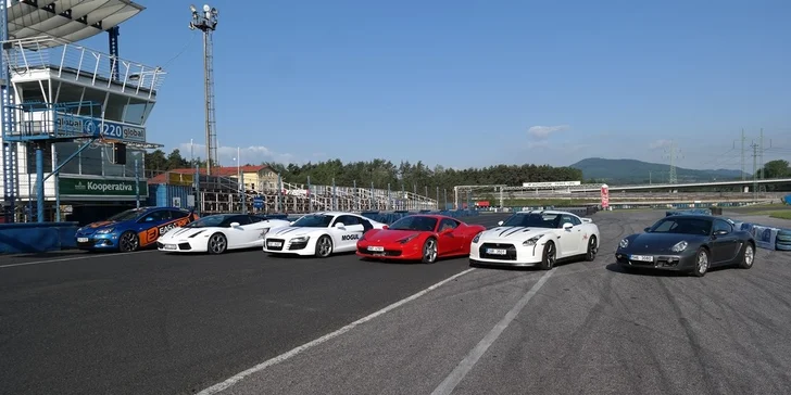Dravá jízda v supersportech nebo driftování