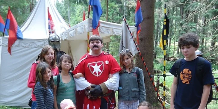 Letní tábor na farmě s konmi a zvířaty