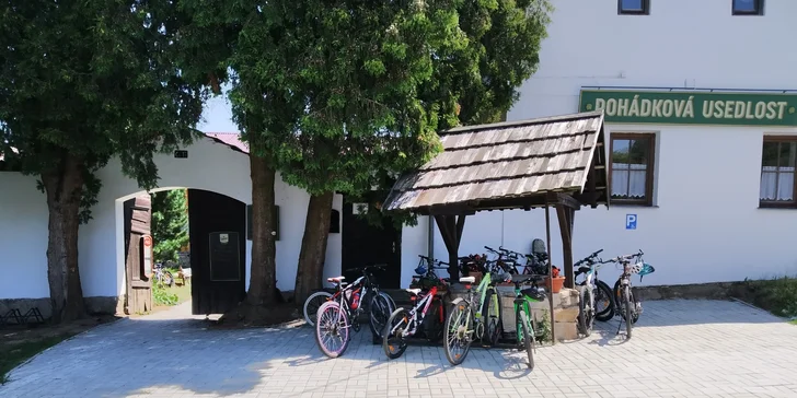 Okolí je ideální pro cyklisty. Kola vám tu případně i půjčí. 