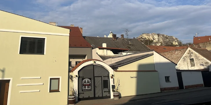 Pri pobytoch na viac nocí dostanete fľašu vína alebo piknikový kôš s dobrotami.