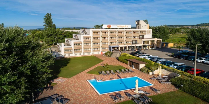 Rodinný hotel pri Balatone: wellness, moderné izby s terasou aj letný pobyt so vstupom na pláž