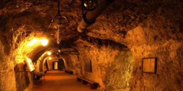 249 Kč za unikátní prohlídku tajné podzemní továrny z 2. světové války v Rabštejně. Labyrint dobrodružství a historie ve dne i v noci se slevou 50 %.