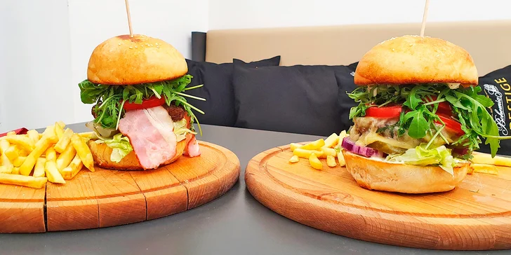 V nabídce najdete hovězí i kuřecí maso a také steak z lososa.