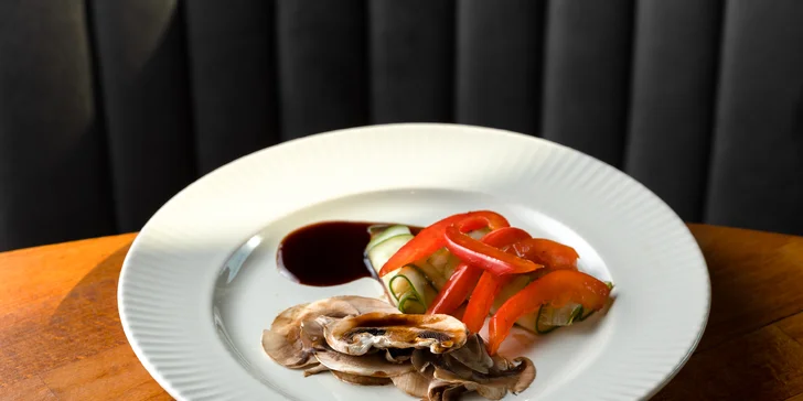 Hubové carpaccio so šalátom a mangovým balsamicom