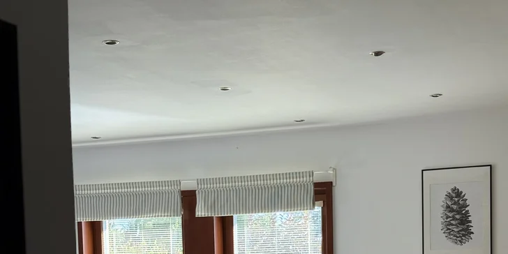 Pohovka poslúži aj ako prístelka pre ďalších 2 hostí.