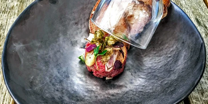 3chodové menu pro dva: zauzený tataráček, vepřová panenka sous-vide a brownies