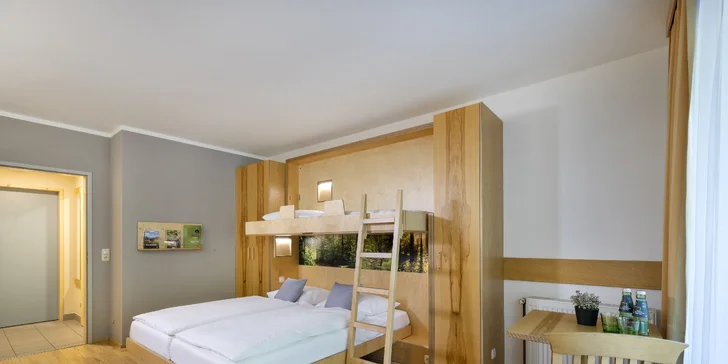 Priestrannejšia rodinná izba s rozlohou 27 m² má aj poschodovú posteľ pre deti.