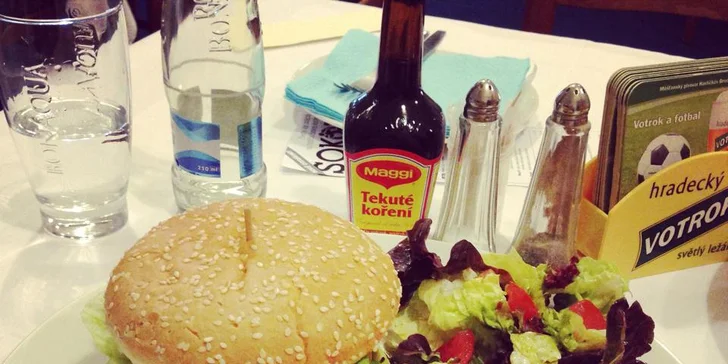 Dva parádní burgery z roštěné a kupa hranolek