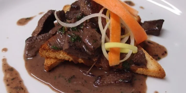 Ochutnáte daňčí jatýrka restovaná na víně podávaná na opečeném toastu.