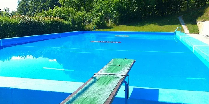 Plavání a lenošení na rodinném koupališti Frýdštejn