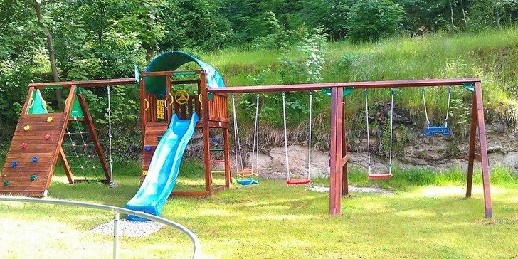 Plavání a lenošení na rodinném koupališti Frýdštejn