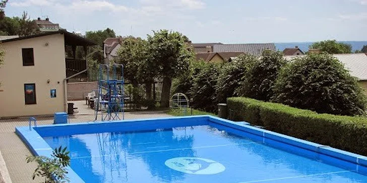 Plavání a lenošení na rodinném koupališti Frýdštejn