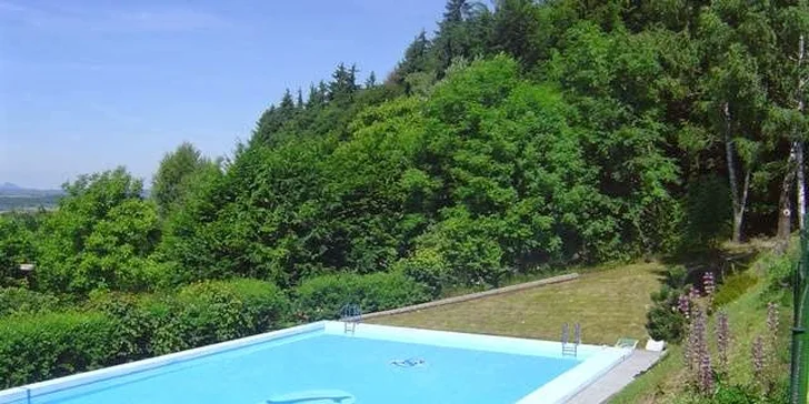 Plavání a lenošení na rodinném koupališti Frýdštejn