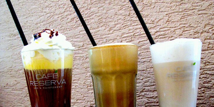 Dvě osvěžující ledové kávy, frappé nebo ice latté