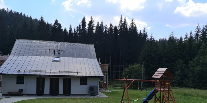 K apartmánom patrí záhrada a detské ihrisko.