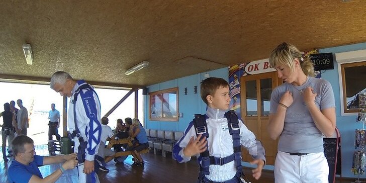 Tandemový seskok z výšky 4000 m včetně videa a foto