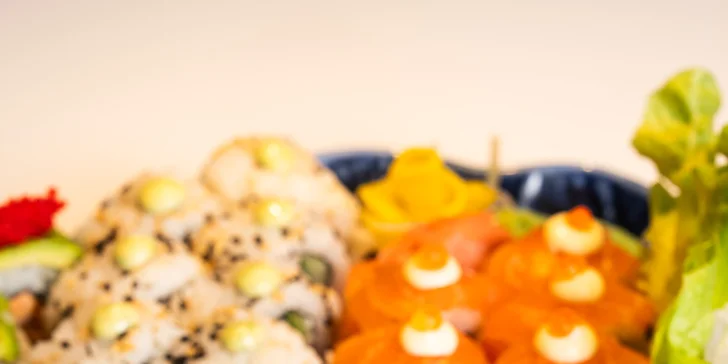 Ochutnáte 7 druhů sushi, celkem to bude 50 rolek. 
