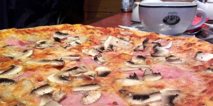 Oblíbená Prosciutto e Funghi 