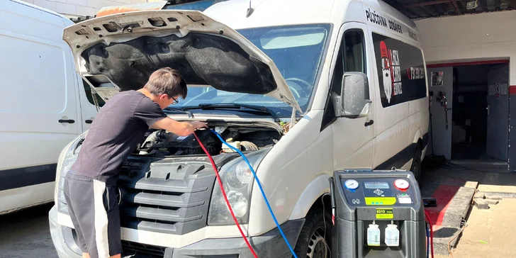 Během 30⁠–⁠45 min. technici prověří tlak i funkčnost systému, zkontrolují vizuální stav chladiva a odsají starou náplň i olej. 