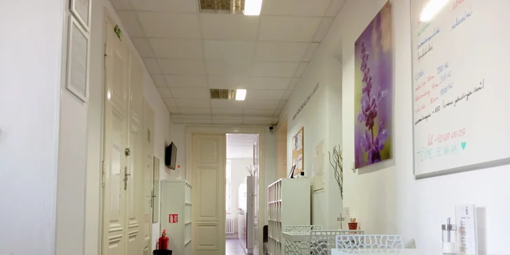 Salon najdete jen 250 m od zastávky Mariánské náměstí, takže se sem dostanete jednoduše. 
