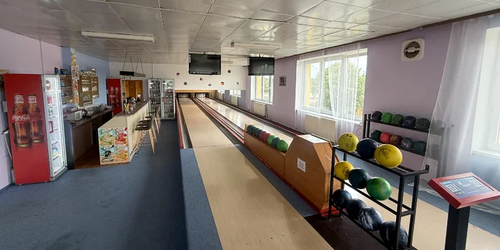 Kromě bowlingu klub tu nabízí výběr dalších aktivit: třeba ping-pong nebo dětský koutek pro malé hosty. 