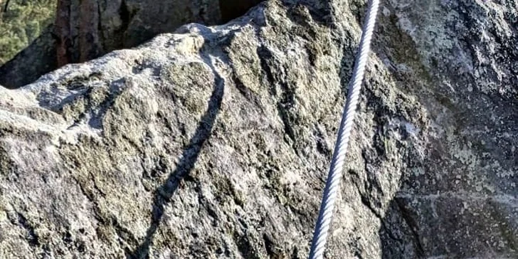 Na pískovcové stěně si užijete adrenalin, ale zároveň budete v naprostém bezpečí.

