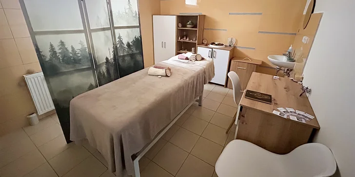 Uvelebte se na masážním lehátku v salonu Reharmony.