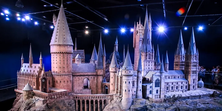 Okrem štúdií Warner Bros uvidíte kráľovské paláce aj mrakodrapy, pokojné parky aj rušné ulice.