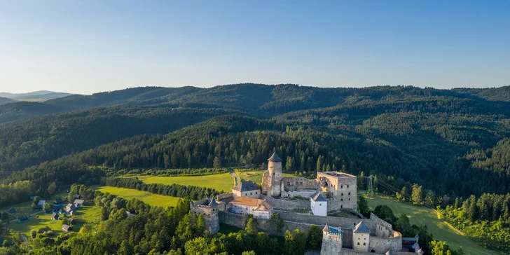 Ľubovniansky hrad týčiaci sa nad mestom Stará Ľubovňa.