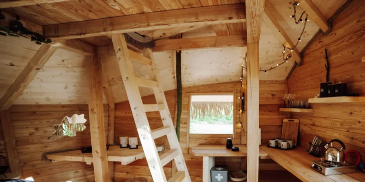 Do Treehouse IV sa pohodlne zmestí až 5 osôb. Priestranná verzia domčeka má spanie vyriešené na poschodí, aby si celá vaša rodina mohla užiť nezabudnuteľný zážitok.
