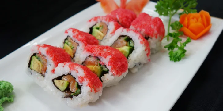 Sushi sety v restauraci Hongkong: maki i nigiri s úhořem, krabem i lososem